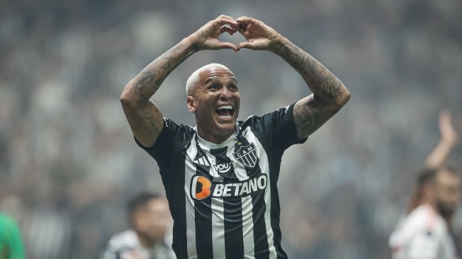 Atacante lidera vitória do Galo por 3 a 0 e time mineiro fica muito próximo da decisão