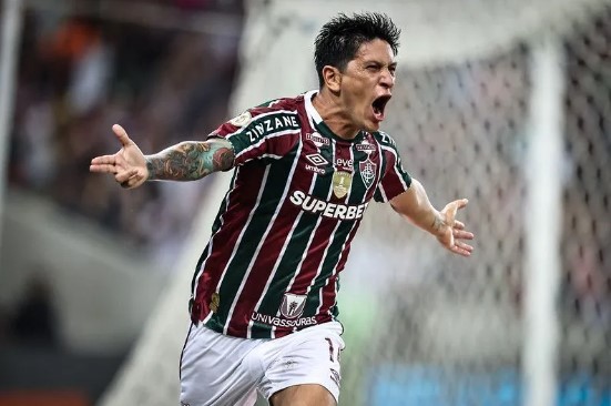 Cano marca o gol da vitória do Fluminense