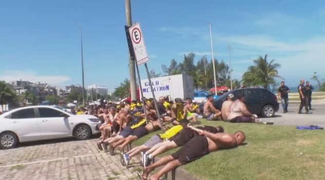 Homem intervém e persegue torcedores do Peñarol em meio à confusão no Rio