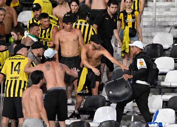 Confusão entre torcedores do Peñarol e a Polícia após jogo contra Botafogo