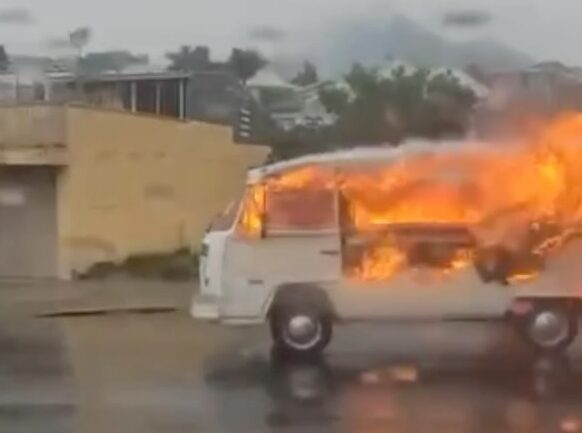 Kombi em chamas colide em poste em SC; VEJA VÍDEO
