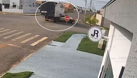 Falta de atenção resulta em colisão entre caminhão e picape em Nova Mutum/MT