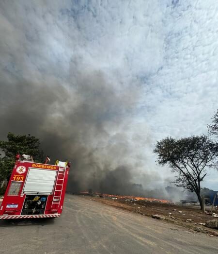 Incêndio Destrói Galpão da Plastibras em Cuiabá
