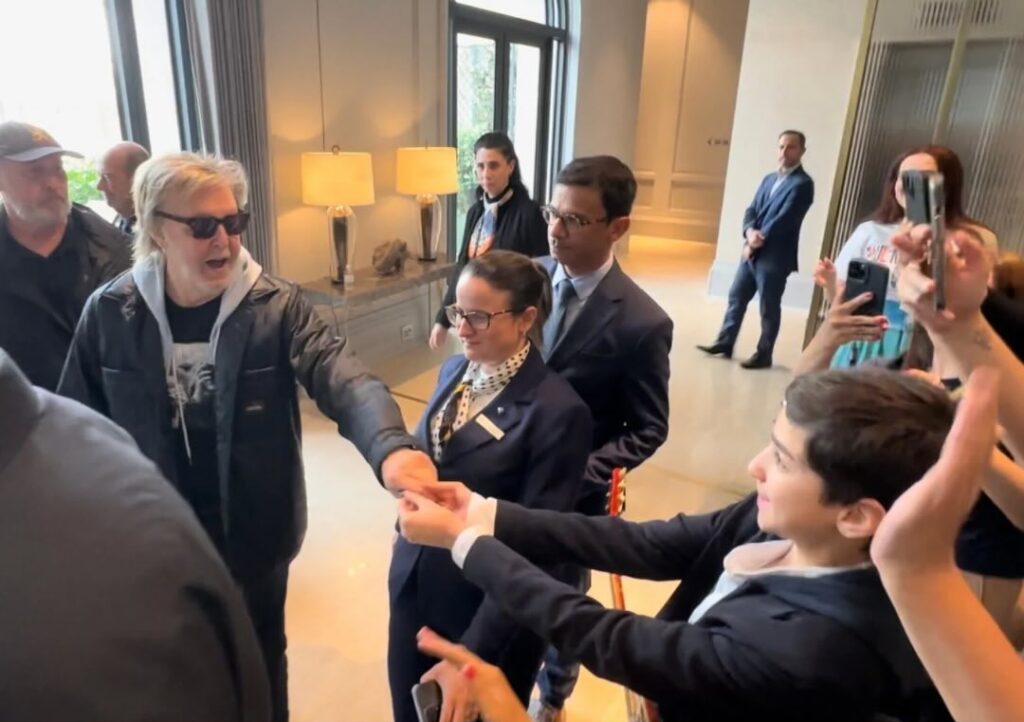 Gustavo Saldanha, cover mirim de Paul McCartney, conhece o ídolo e viraliza; VEJA VÍDEO