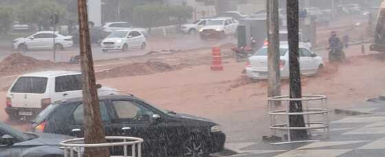 Temporal transforma Av. do CPA em "mar de lama" na Capital
