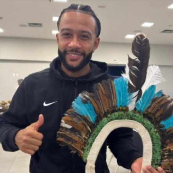 Torcedor Mirim de Cuiabá Presenta Memphis Depay com Cocar Tradicional