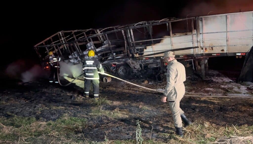 ncêndio em Carreta com Peças de Escavação Bloqueia BR-163 e Mobiliza Bombeiros em Sinop