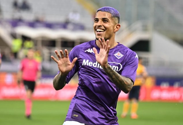 Dodô comemora seu primeiro gol com a camisa da Fiorentina