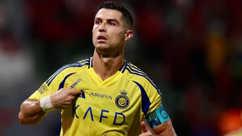 Torcida do Al-Hilal provoca Cristiano Ronaldo com gritos de "Messi"; craque responde com joinha