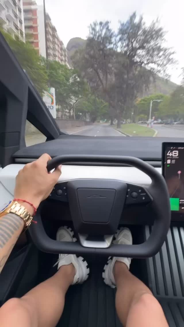 Filipe Ret comemora a chegada do Cybertruck da Tesla e viraliza; VEJA VÍDEO