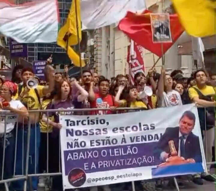 Professores realizam protesto em SP contra PPP Novas Escolas e leilão bilionário; VEJA VÍDEO