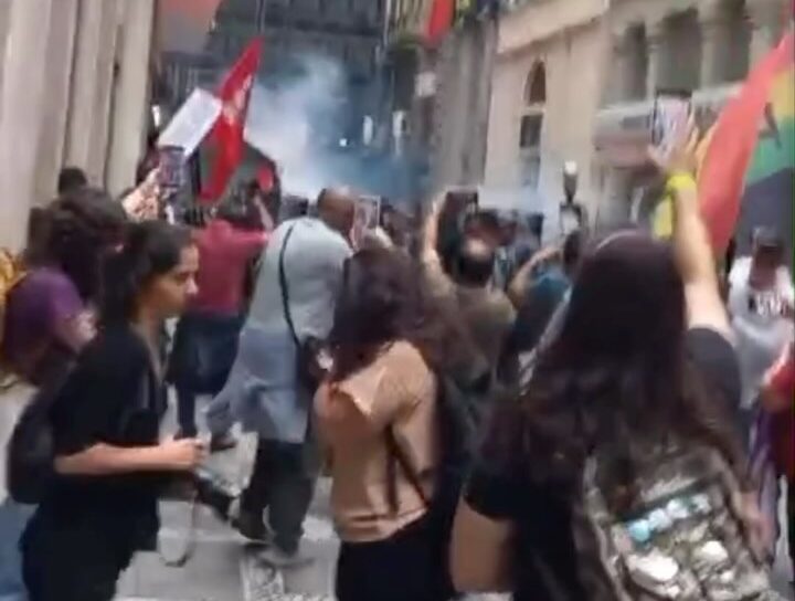 PM usa bombas contra manifestantes em protesto na frente da B3; VEJA VÍDEO