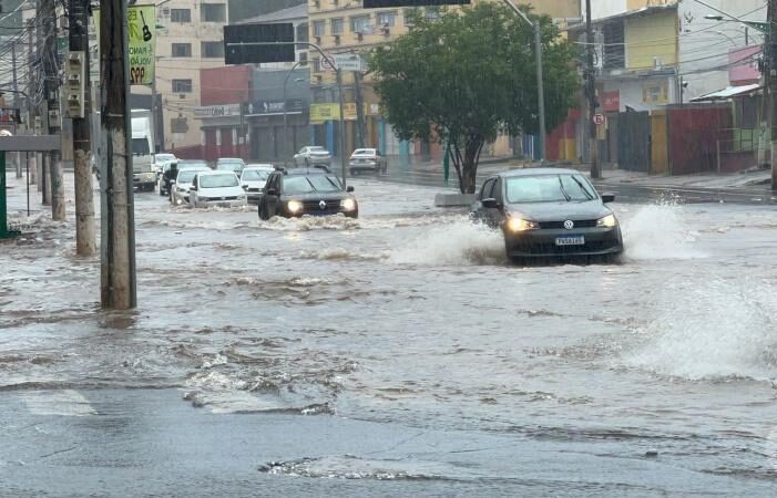 Trecho da Av. Prainha fica totalmente alagado em poucos minutos de chuva