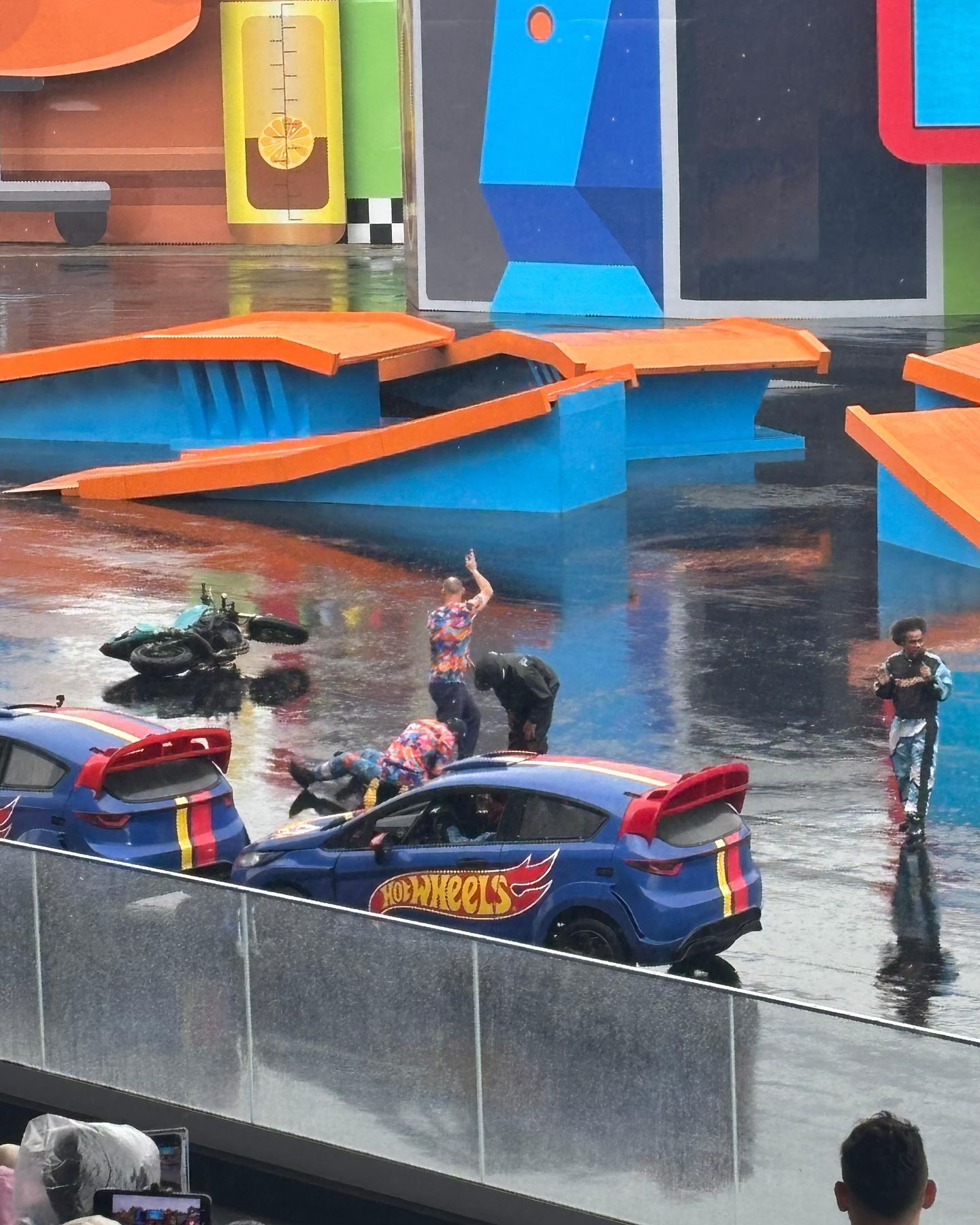 Piloto sofre acidente em manobra radical durante Hot Wheels Epic Show, no Beto Carrero World; VEJA VÍDEO