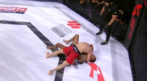 O lutador indiano Abhilash Raut apagado durante o combate