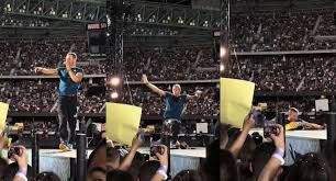 Chris Martin, vocalista do Coldplay, cai em buraco no palco durante show na Austrália; VEJA VÍDEO