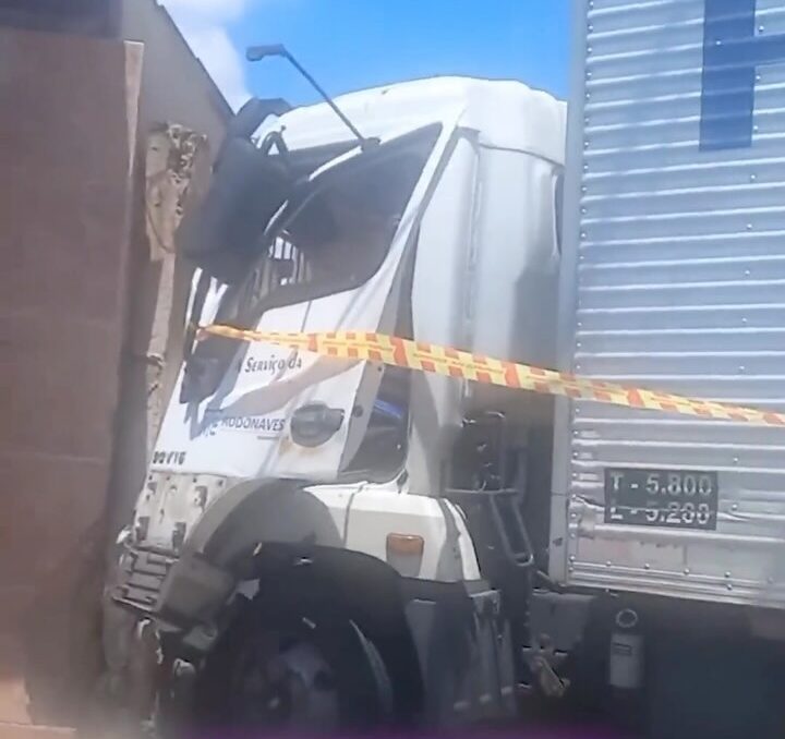 Caminhão invade terreno de casa em SP e causa danos; VEJA VÍDEO