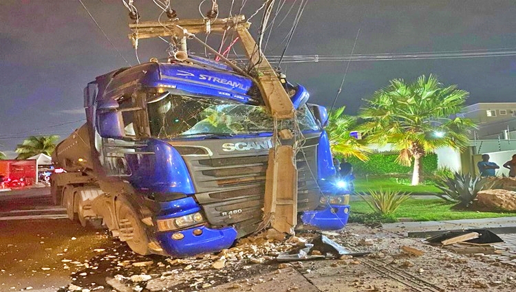 Caminhão desgovernado colide com poste de luz no Jardim Imperial