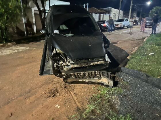Bandido fica pendurado durante roubo a carro e é arremessado em batida