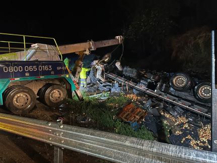 Motorista morre horas após tombar caminhão na BR-364