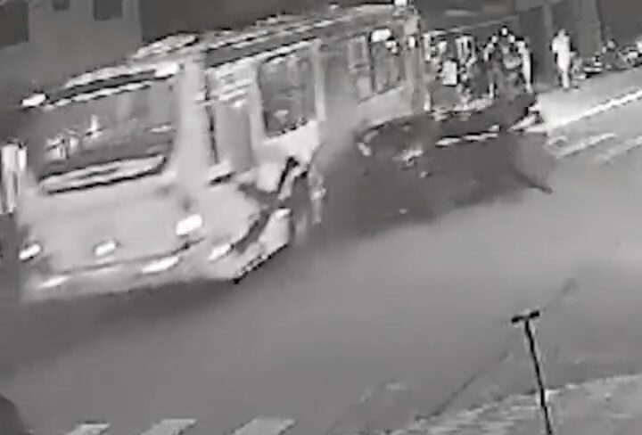 Colisão entre ônibus e carro em SP deixa feridos em estabelecimento; VEJA VÍDEO