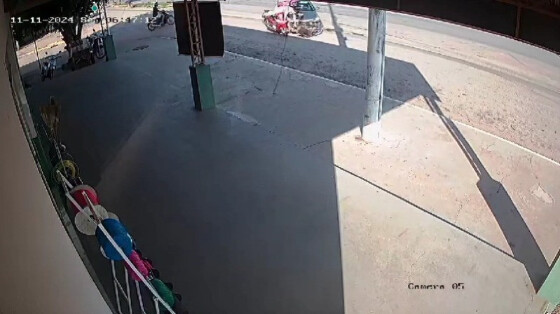 Colisão entre carro e moto deixa duas pessoas feridas, entre elas uma criança de 7 anos