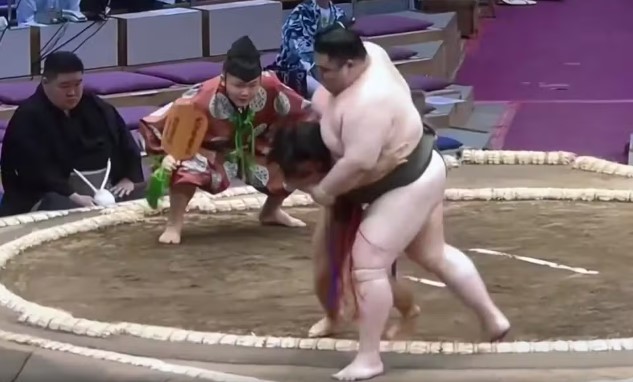 Adolescente com 68kg vence adversário de 168kg em luta de sumô
