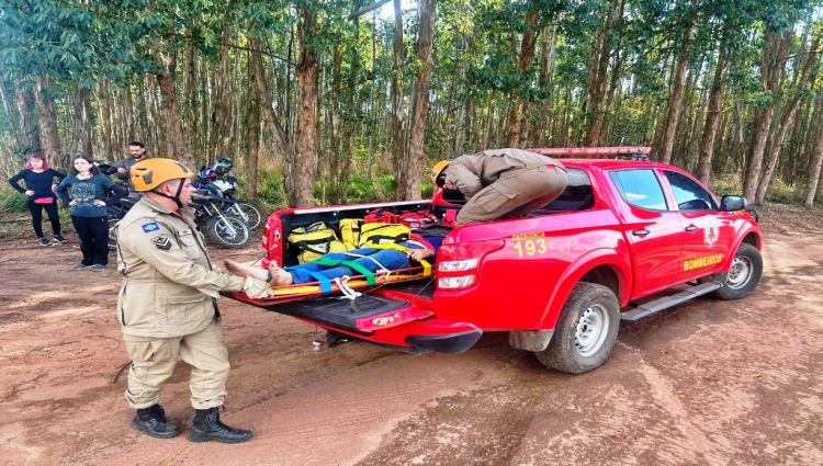 Bombeiros de Mato Grosso Resgatam Banhista Acidentado em Córrego