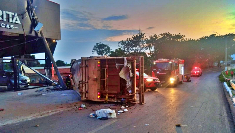 Caminhão de coleta tomba e motorista fica em estado grave