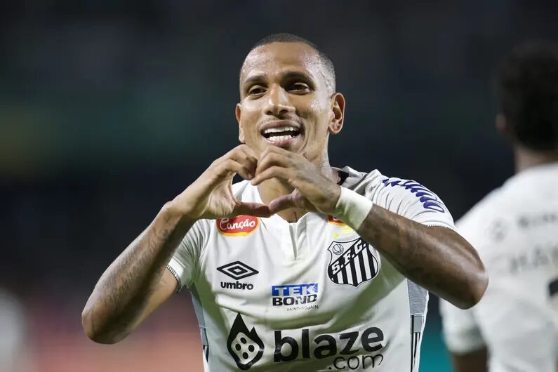 Otero, do Santos, comemora gol durante partida contra o Coritiba