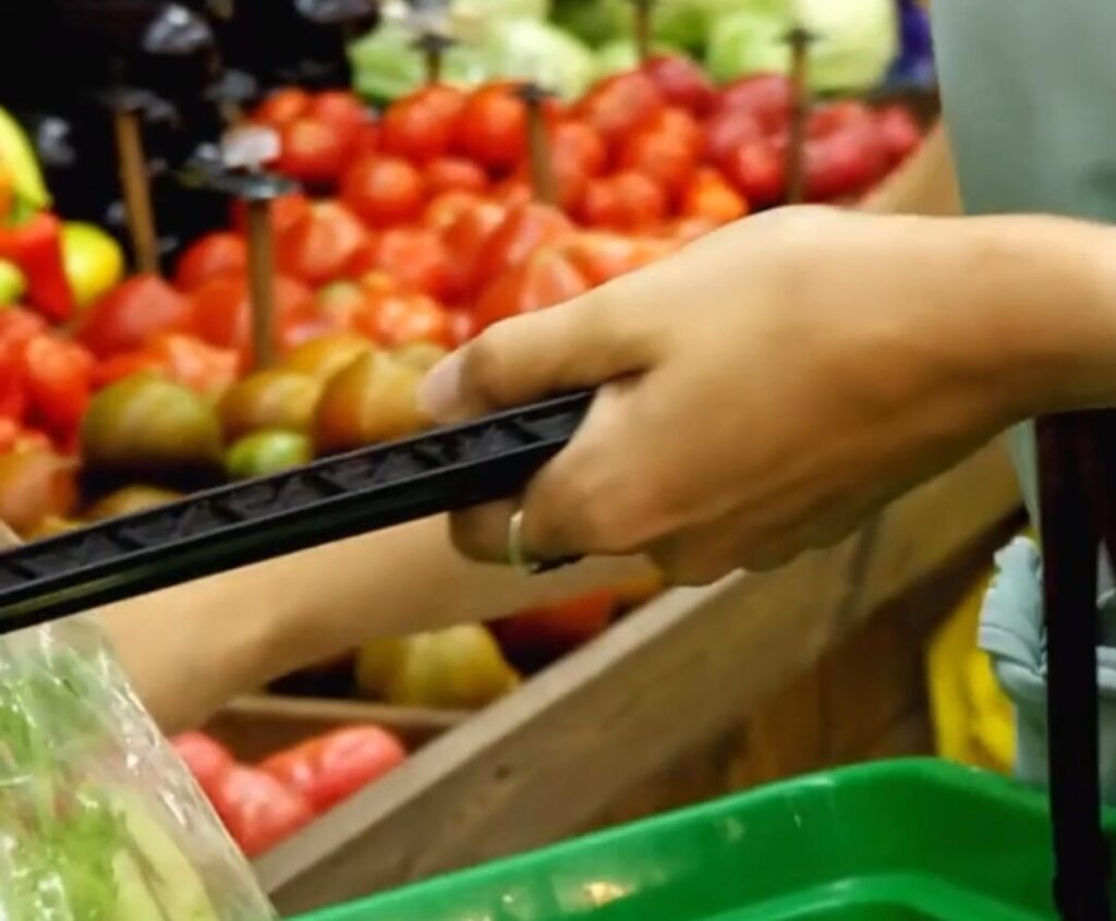 Inflação dispara em outubro e famílias de baixa renda sentem maior impacto; VEJA VÍDEO