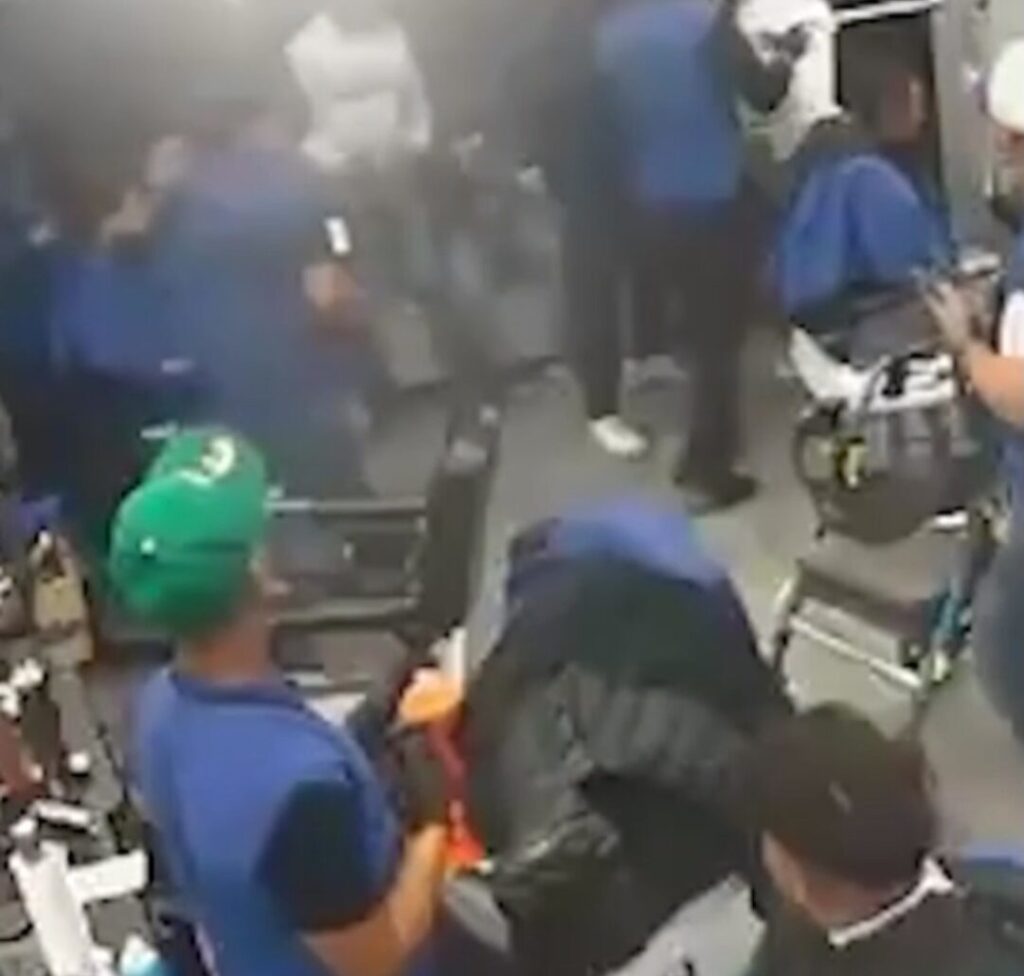 Barbeiro enfrenta bandidos e protege colega durante tiroteio em Nova York; VEJA VÍDEO
