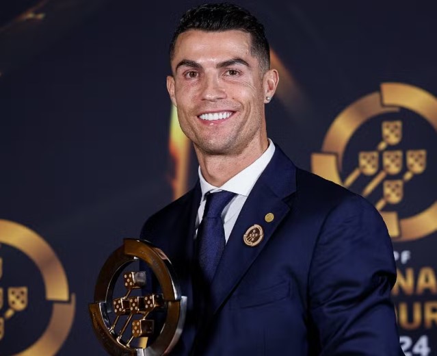 Cristiano Ronaldo agraciado com o troféu Quinas de Platina, da federação portuguesa de futebol