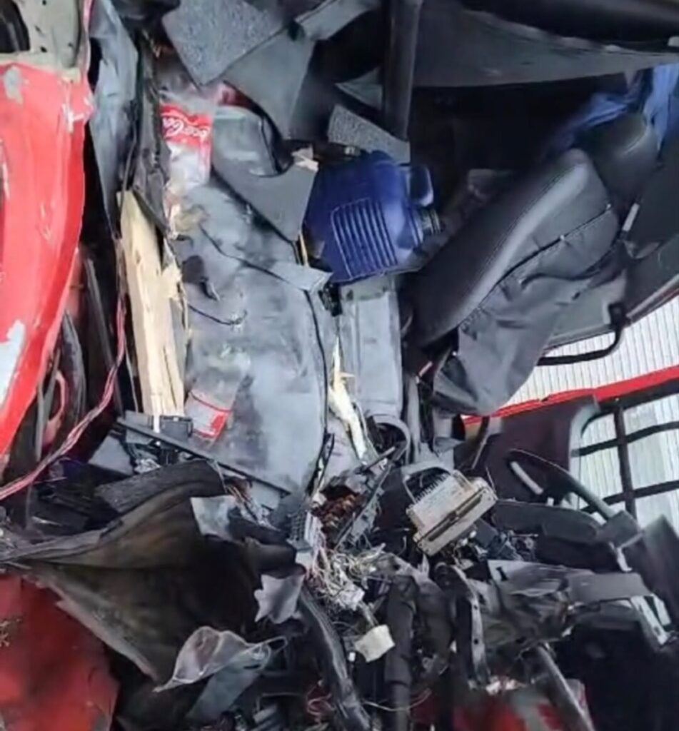 Grave acidente na BR-376 entre caminhão e carreta deixa caminhão completamente destruído; VEJA VÍDEO