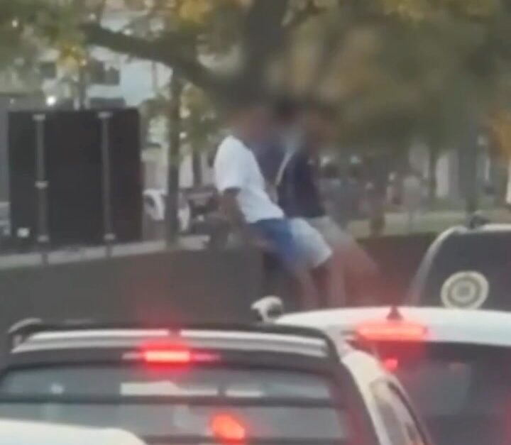 Bandidos são flagrados assaltando motorista no trânsito em SP; VEJA VÍDEO