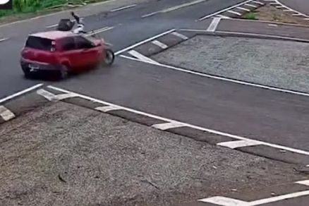 Motociclista é Arremessado e Atropelado em Manobra Arriscada