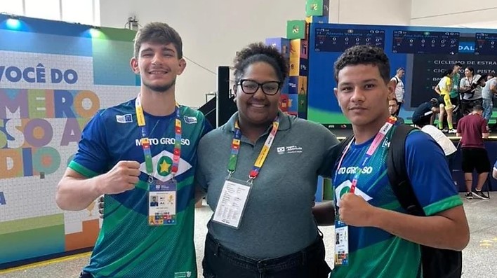 Atletas de MT ao lado da medalhista olímpica Beatriz Souza