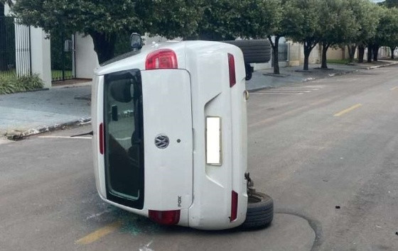 Carro tomba após colisão no centro de Lucas do Rio Verde/MT
