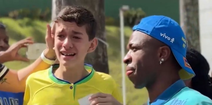 Vini Jr. Emociona Torcedor ao Parar para Fotos e Autógrafos em Salvador