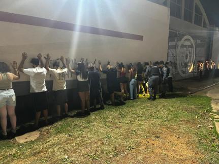 PM fecha festa com adolescentes regada a álcool e drogas