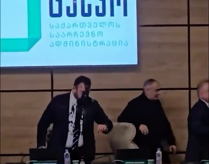 Líder eleitoral sofre ataque durante anúncio de resultados na Geórgia; VEJA VÍDEO