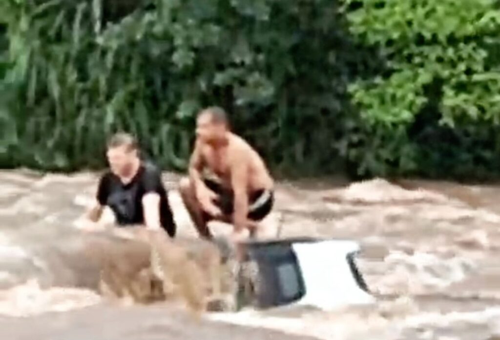 Carro afunda no rio São João em SC e corpo de bombeiros realiza resgate emocionante; VEJA VÍDEO