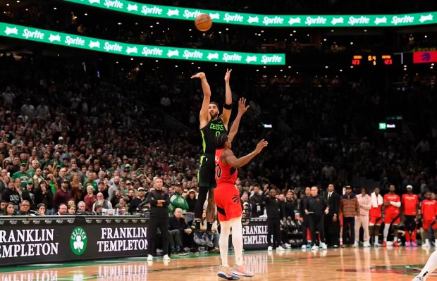Jayson Tatum acerta bola matadora no estouro do relógio