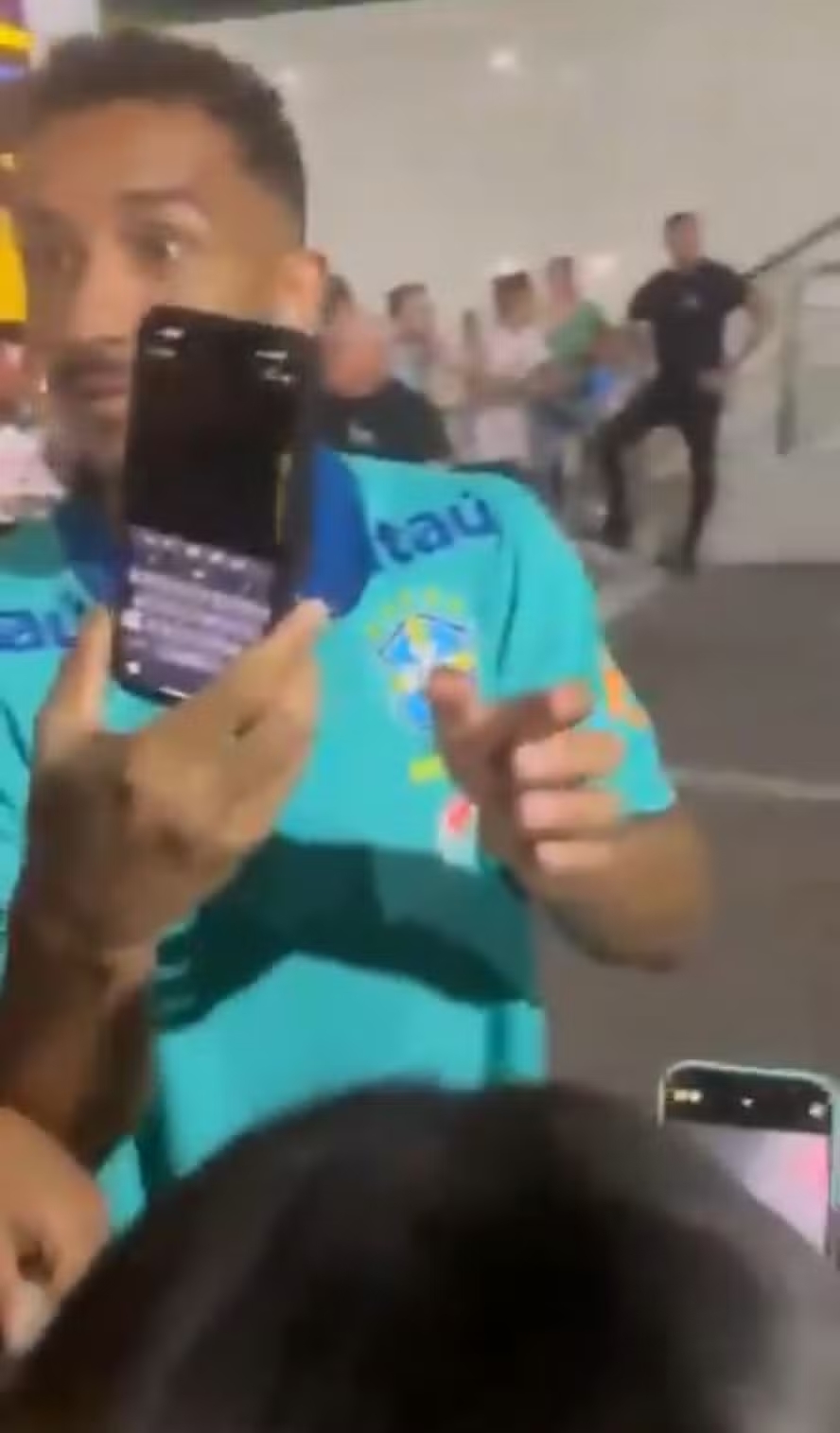 Danilo escreve autógrafo no celular de torcedor e mostra carisma com fãs