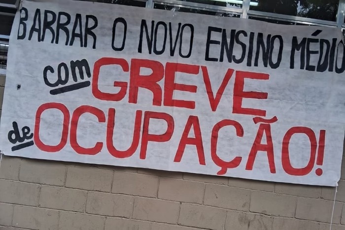 PM de SP usa spray de pimenta para dispersar alunos durante ocupação escolar; VEJA VÍDEO