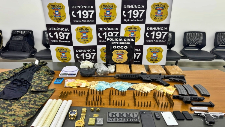 homem é preso com duas pistolas 9mm e fuzil de calibre 556 em condomínio de Cuiabá