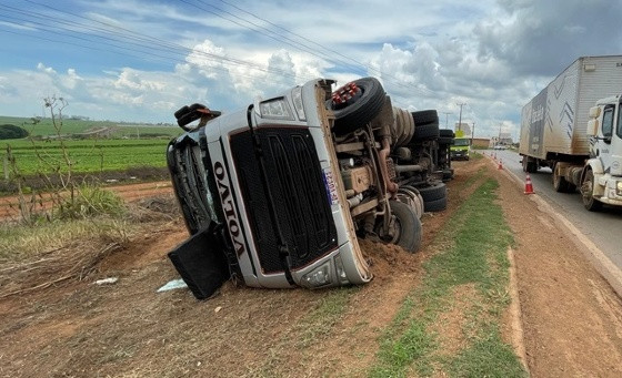 Motorista é socorrido após caminhão carregado de carne tombar na BR-163