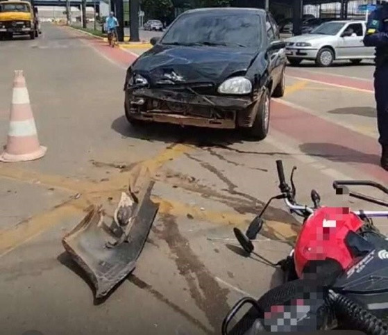 Acidente entre carro e motocicleta em cruzamento deixa motociclista ferido