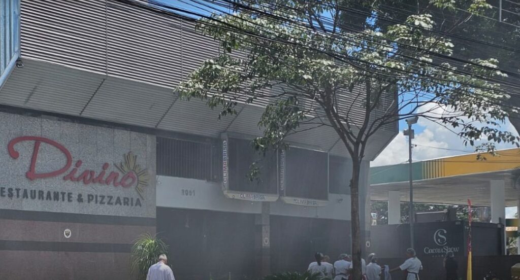 Incêndio no restaurante Divino assusta funcionários e paralisa atividades em BH; VEJA VÍDEO