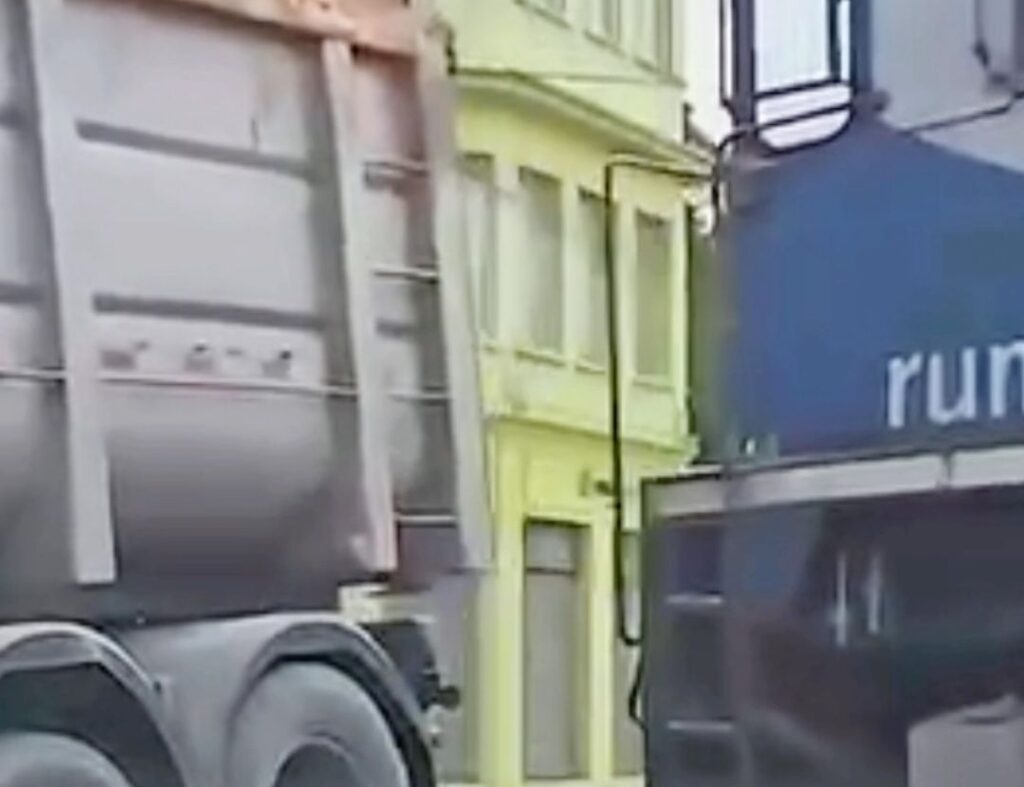 Caminhoneiro desrespeita sinais de trânsito e quase causa colisão com trem em SC; VEJA VÍDEO